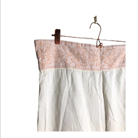 Incanto fine home linens | Ivory & Pink Paisley Detail Linen pillowcase - Picture 3 of 5